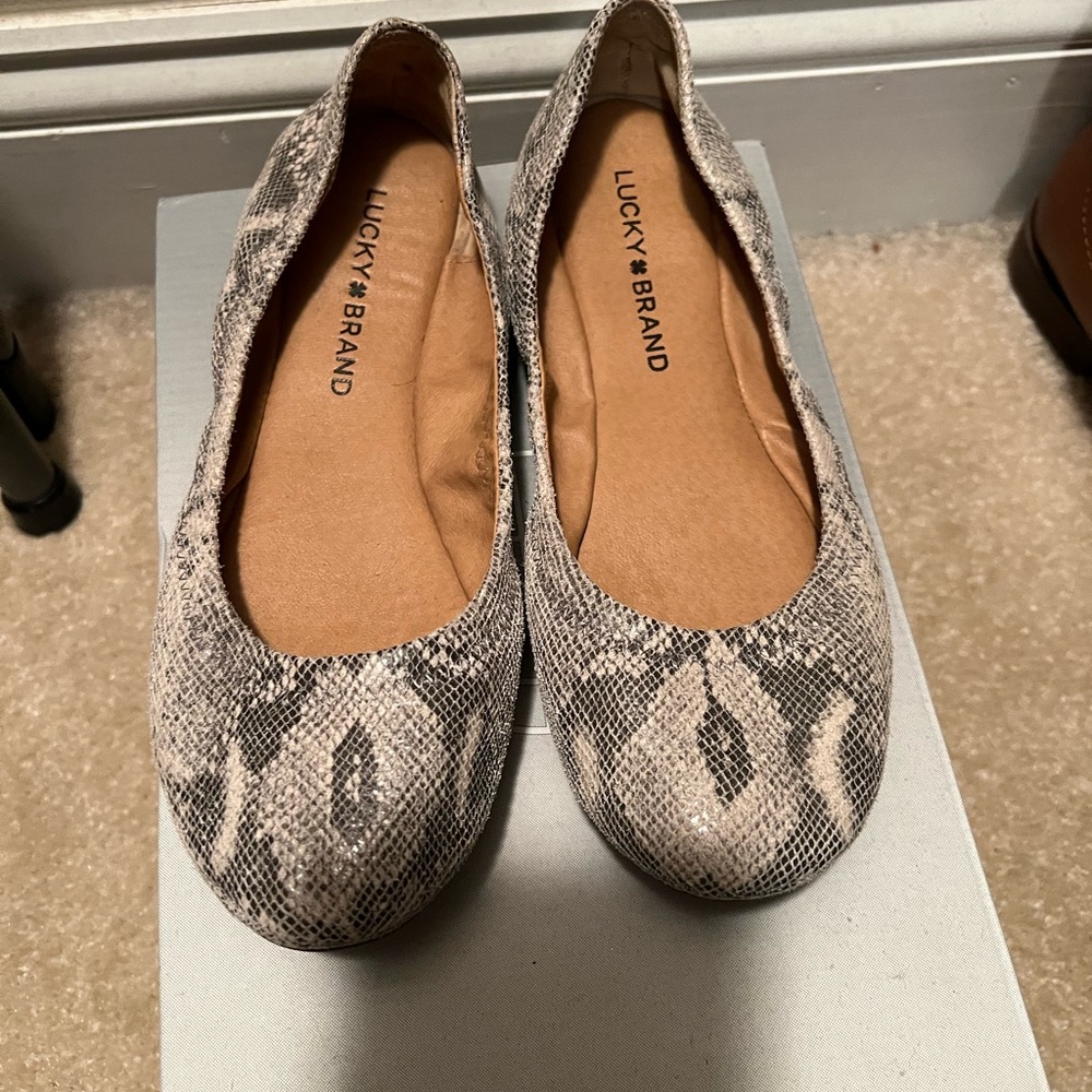 Lucky Brand Flats Soze 6.5